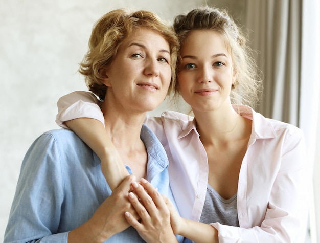 Conceito de família e pessoas de estilo de vida Jovem feliz e sua mãe em casa