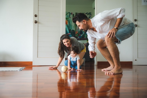 Conceito de família feliz com estilo de vida de infância de pai e filho em casa juntos