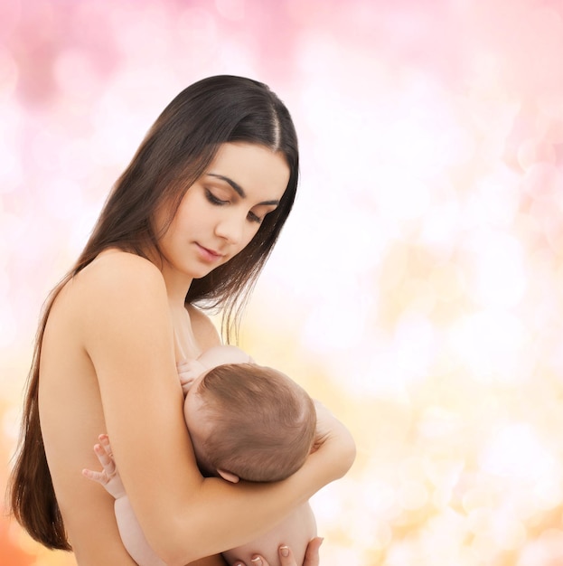 Foto conceito de família, filhos, paternidade e felicidade - mãe feliz alimentando seu bebê adorável