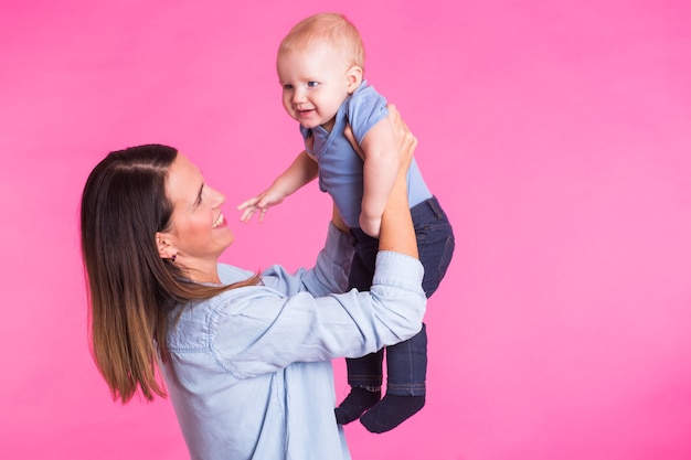 conceito de família, maternidade, parentalidade, pessoas e cuidados infantis - mãe feliz segura um bebê adorável