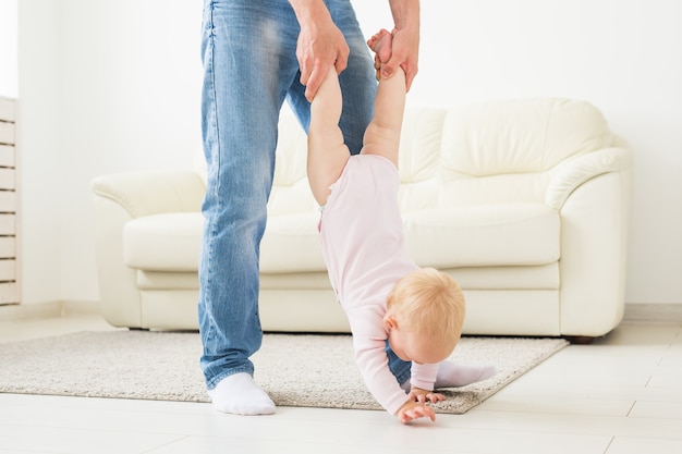 Conceito de família, paternidade e paternidade - pai feliz brincando com a filhinha em casa