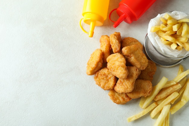 Conceito de fast food em mesa texturizada branca