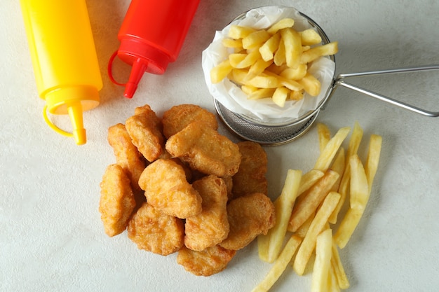 Foto conceito de fast food em mesa texturizada branca