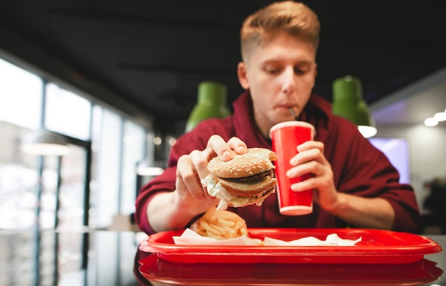 Foto conceito de fast food estudante pratos de fast food no restaurante de fast food