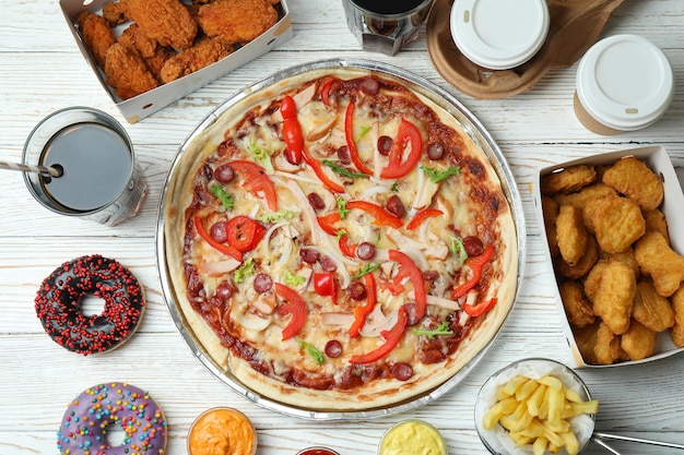 Conceito de fast food na mesa de madeira branca