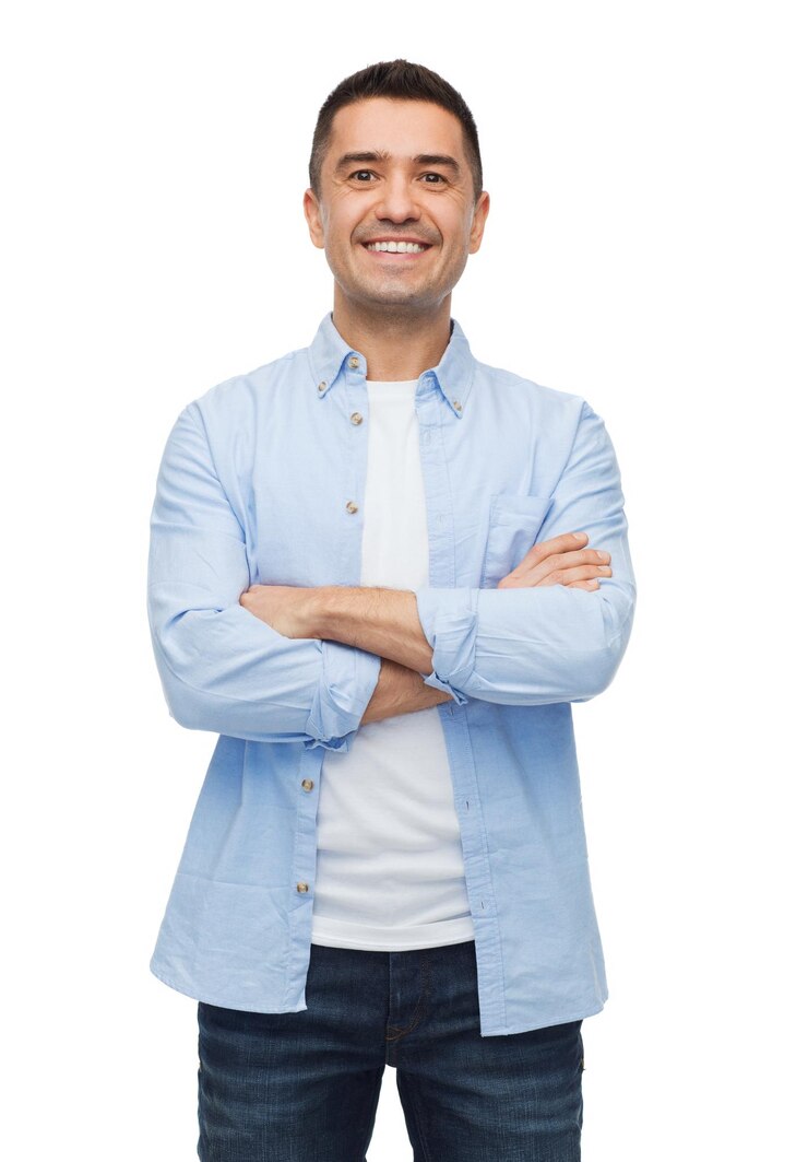 Foto conceito de felicidade e pessoas - homem sorridente com braços cruzados