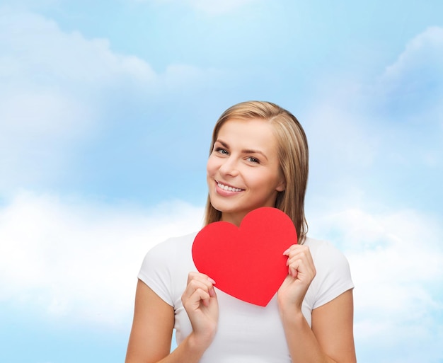 conceito de felicidade, saúde e amor - mulher sorridente em camiseta branca com coração