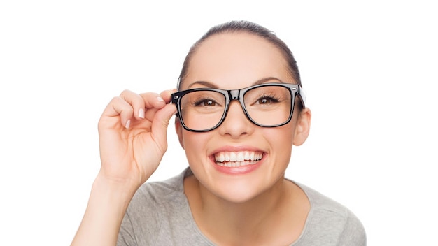 conceito de felicidade, saúde e visão - mulher asiática sorridente ajustando óculos