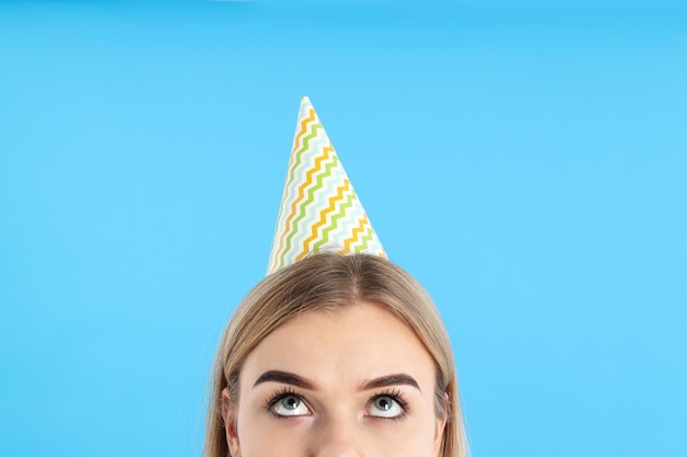 Conceito de feliz aniversário com jovem em fundo azul