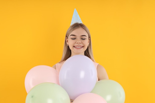 Conceito de feliz aniversário jovem em fundo amarelo