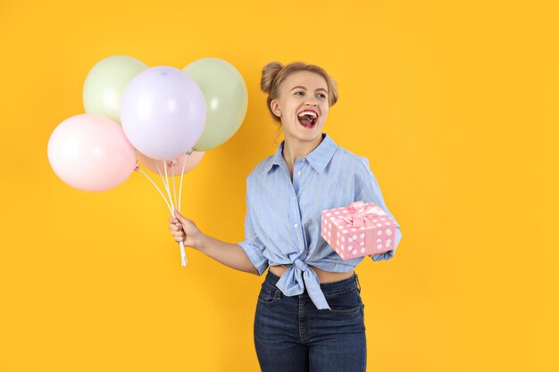 Conceito de feliz aniversário jovem em fundo amarelo