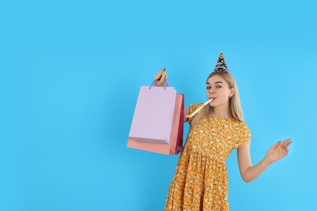 Conceito de feliz aniversário jovem em fundo azul