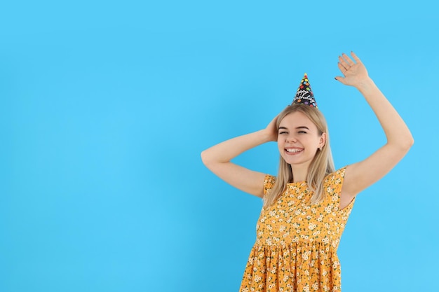 Conceito de feliz aniversário jovem em fundo azul