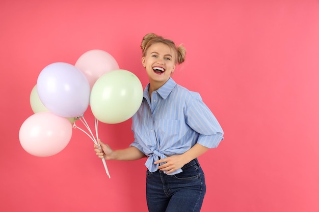 Conceito de feliz aniversário jovem em fundo rosa