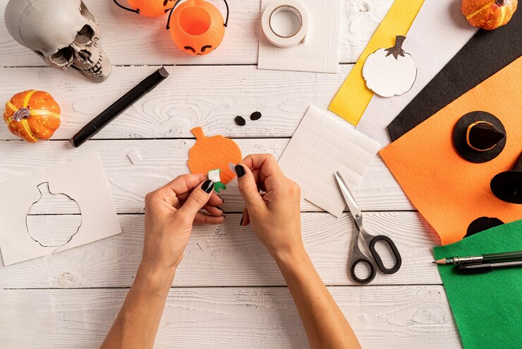 Foto conceito de feliz dia das bruxas. instruções passo a passo de fazer artesanato de abóbora diy favorito de halloween. passo 5 - fiquem juntos. vista superior plana lay