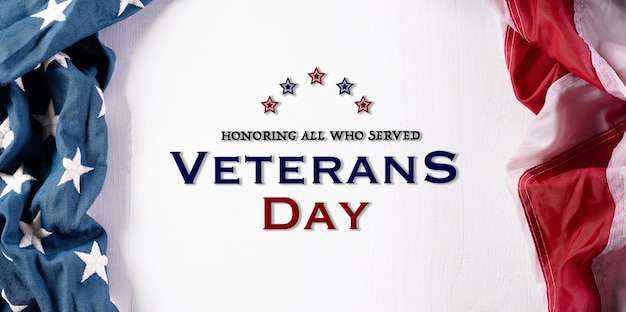 Conceito de feliz dia dos veteranos. Bandeiras americanas sobre fundo branco de madeira