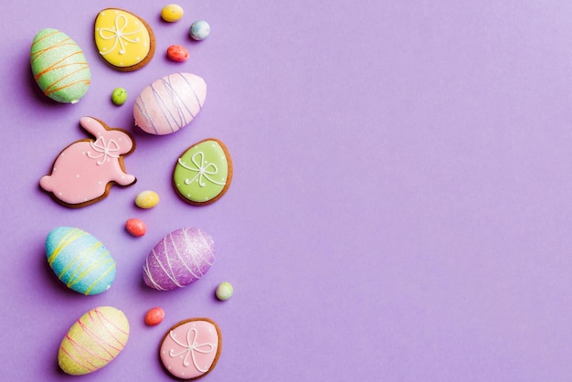 Conceito de Feliz Páscoa Preparação para o feriado Ovos de Páscoa em fundo colorido