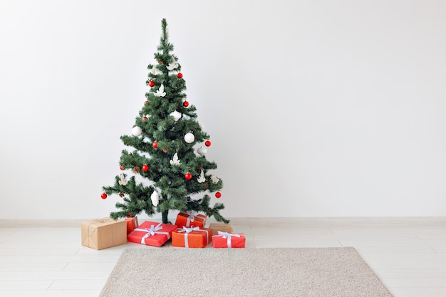 Conceito de feriados, celebração e presentes - árvore de Natal e muitas caixas de presentes em branco dentro de casa com espaço de cópia.