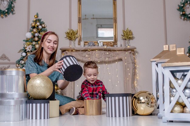 Conceito de feriados e presentes fechado da família abrindo presentes na época do natal