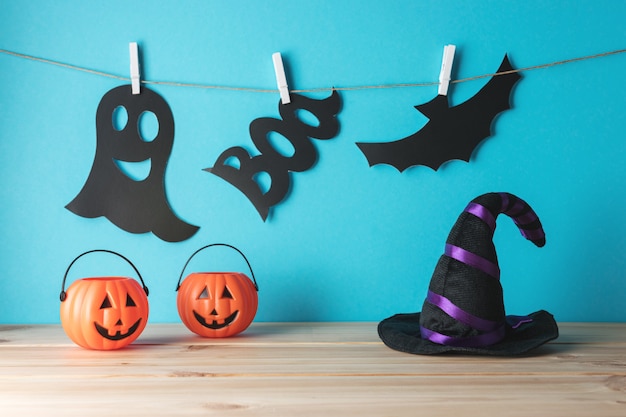 Conceito de férias com decoração de Halloween e chapéu de bruxa na mesa de madeira