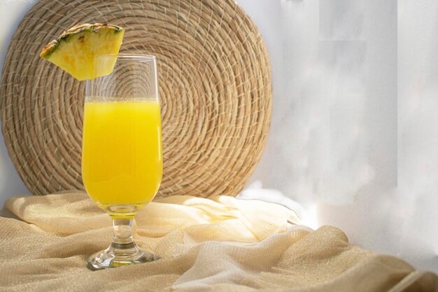 Foto conceito de férias com suco de abacaxi