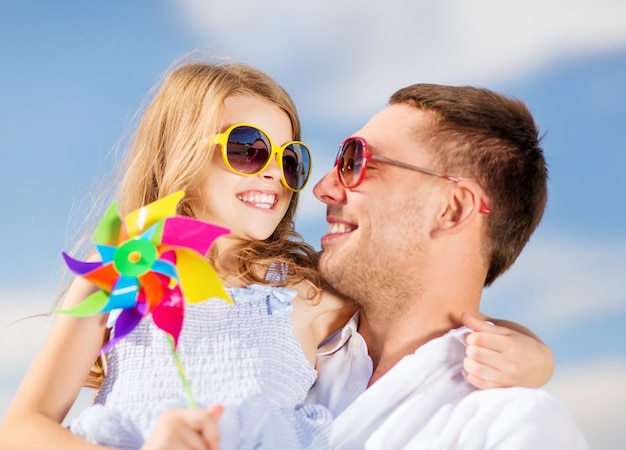 conceito de férias, crianças e pessoas de verão - pai e filho felizes em óculos de sol sobre o céu azul