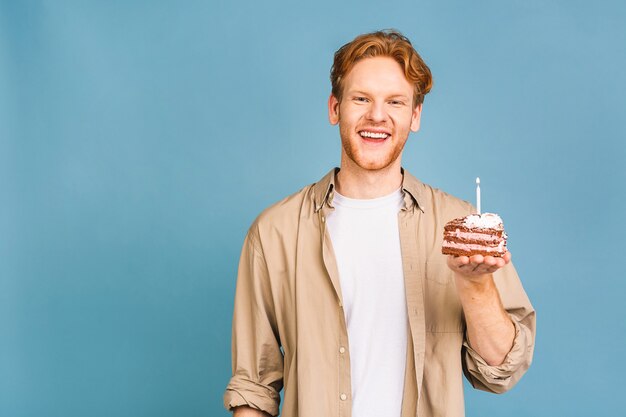 conceito de férias de aniversário! retrato de jovem alegre feliz segurando um bolo de aniversário com velas