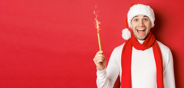 Conceito de férias de inverno de natal e celebração homem bonito, comemorando o ano novo e tendo fu ...