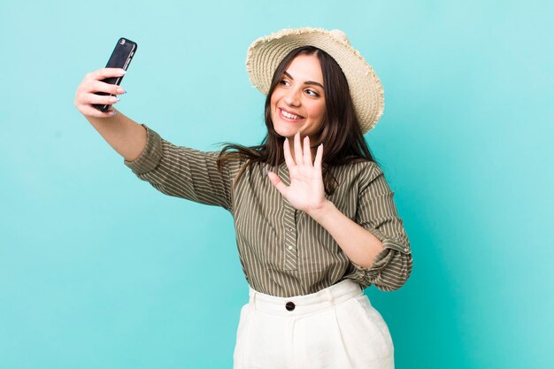 Conceito de férias de mulher bonita adulta jovem