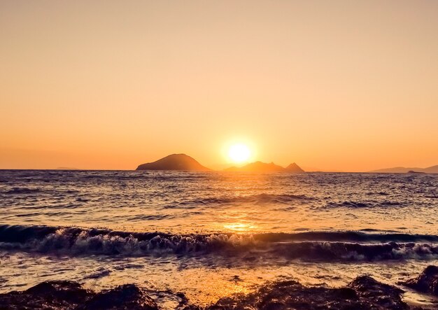 Conceito de férias de praia vintage e crepúsculo da natureza, pôr do sol de verão na costa do mar Mediterrâneo e vista para a montanha