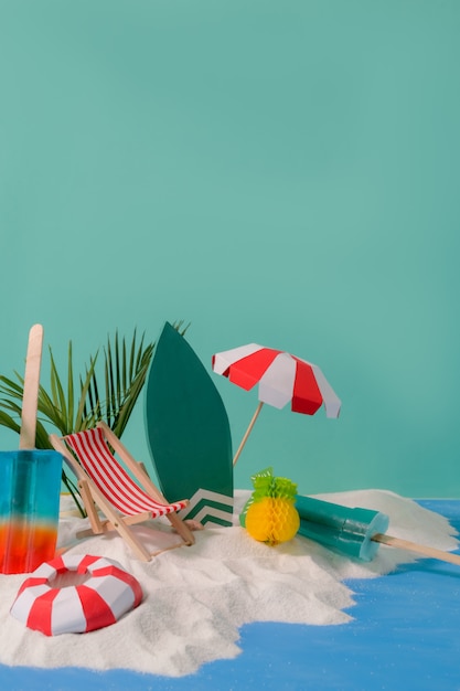 Foto conceito de férias de verão com acessórios de praia, sorvetes, frutas de verão e areia