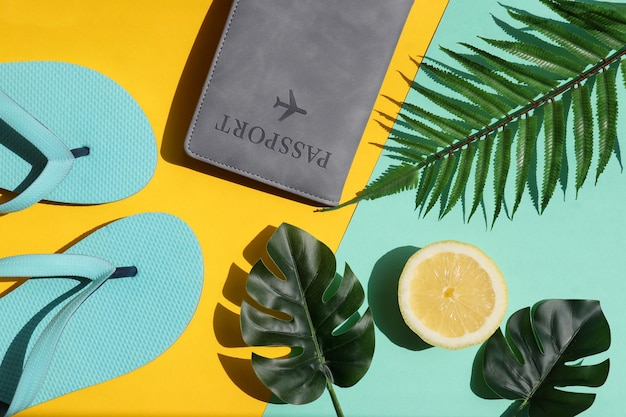 Conceito de férias de verão composição com coco monstera e folhas de palmeira passaporte e chinelos