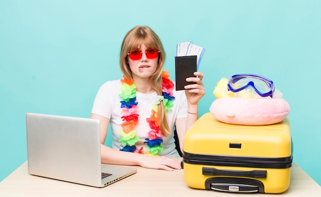 Conceito de férias de verão de mulher bonita de cabeça vermelha