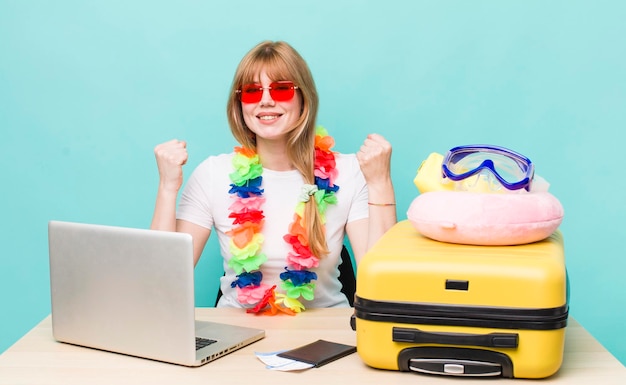 Conceito de férias de verão de mulher bonita de cabeça vermelha