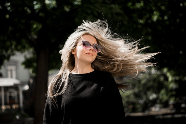 Conceito de férias de verão Duas meninas no parque