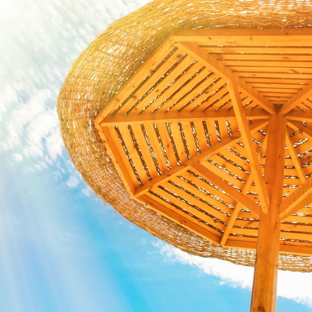 Foto conceito de férias de verão e férias de verão com guarda-chuva de praia visuais elegantes