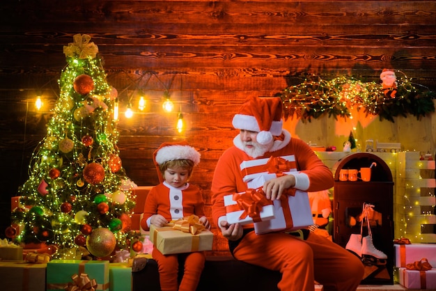 Conceito de férias em família papai noel e menino papai noel em casa decoração de natal natal