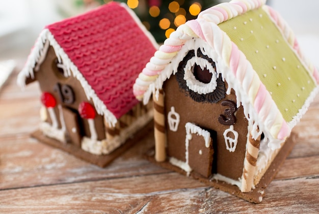 conceito de férias, natal, panificação e doces - closeup de belas casas de gengibre em casa