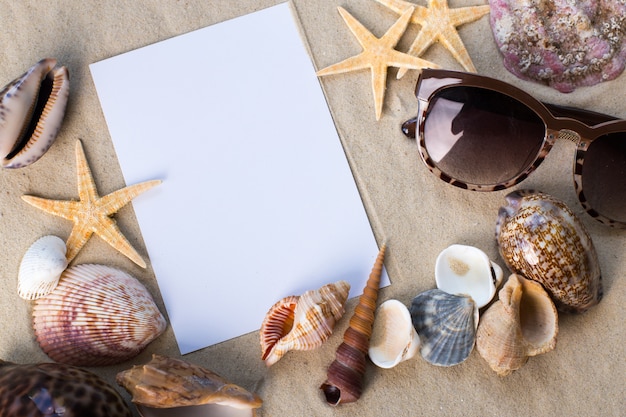 Foto conceito de férias praia com conchas, seastars e um cartão em branco