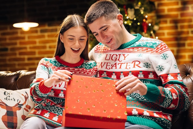 Conceito de férias, romance, surpresa, comércio eletrônico, natal, feriado, milagre, homem feliz, fazendo o natal