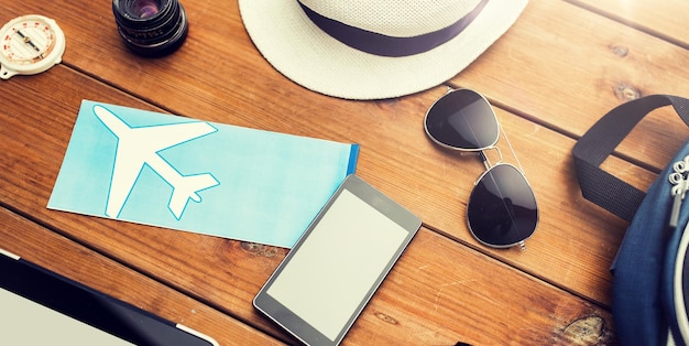 conceito de férias, viagens, turismo, tecnologia e objetos - close-up de gadgets e coisas pessoais do viajante