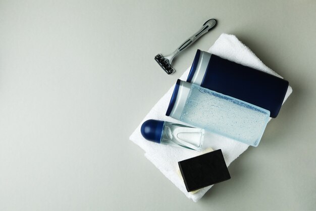 Conceito de ferramentas de higiene masculina em fundo cinza claro isolado