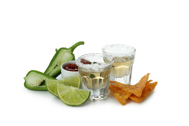 Conceito de festa com tequila e batatas fritas isoladas no fundo branco