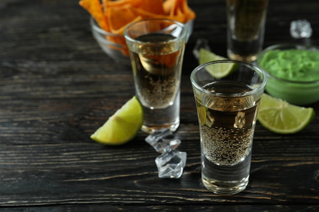 Conceito de festa com tequila, guacamole e batata frita