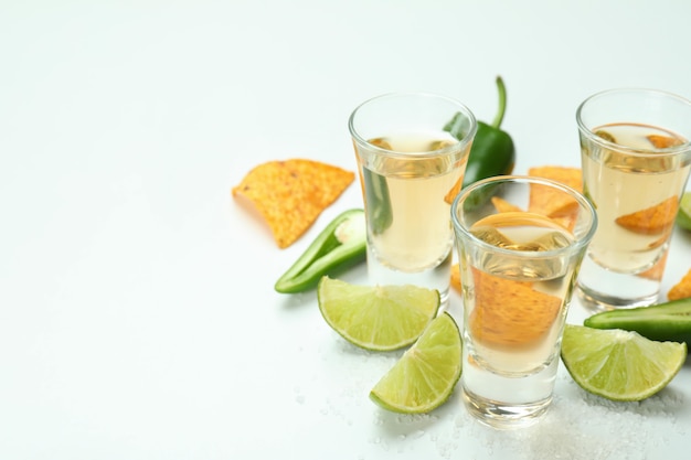 Conceito de festa com tequila, guacamole e batata frita