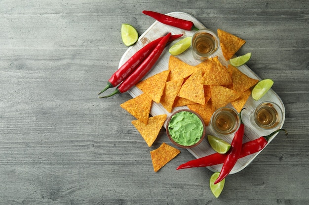 Conceito de festa com tequila, guacamole e batata frita