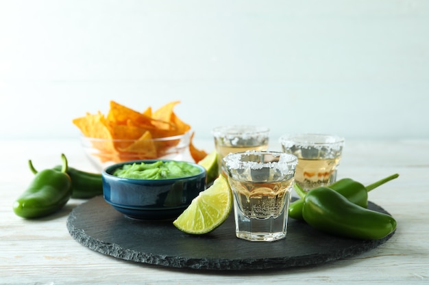 Conceito de festa com tequila, guacamole e batata frita