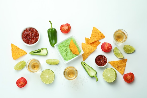 Conceito de festa com tequila, guacamole e batata frita