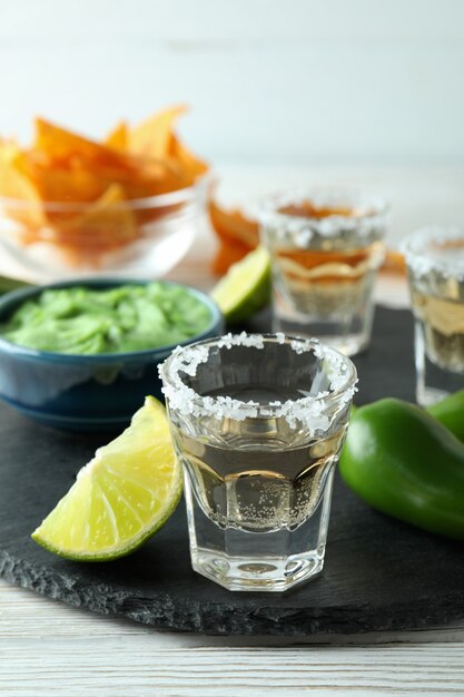 Conceito de festa com tequila, guacamole e batata frita