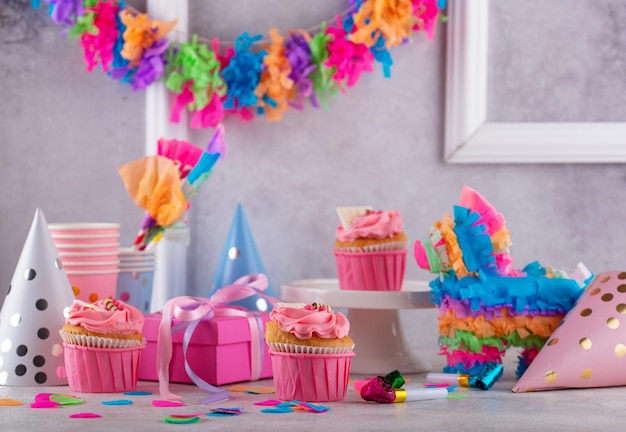 Conceito de festa de aniversário com cupcake